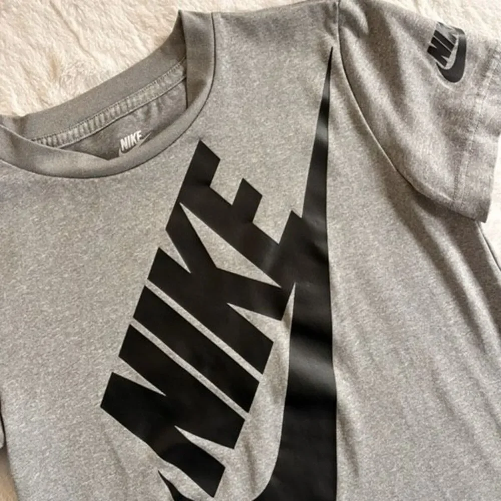 Nike Boys Graphic T-Shirt Gray Black Logo Size 5/6